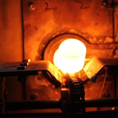 供应IGBT串联中频加热炉 不锈钢铝合金坩埚炉熔炼炉中频锻造加热设备 中频感应加热锻造炉货源供应商